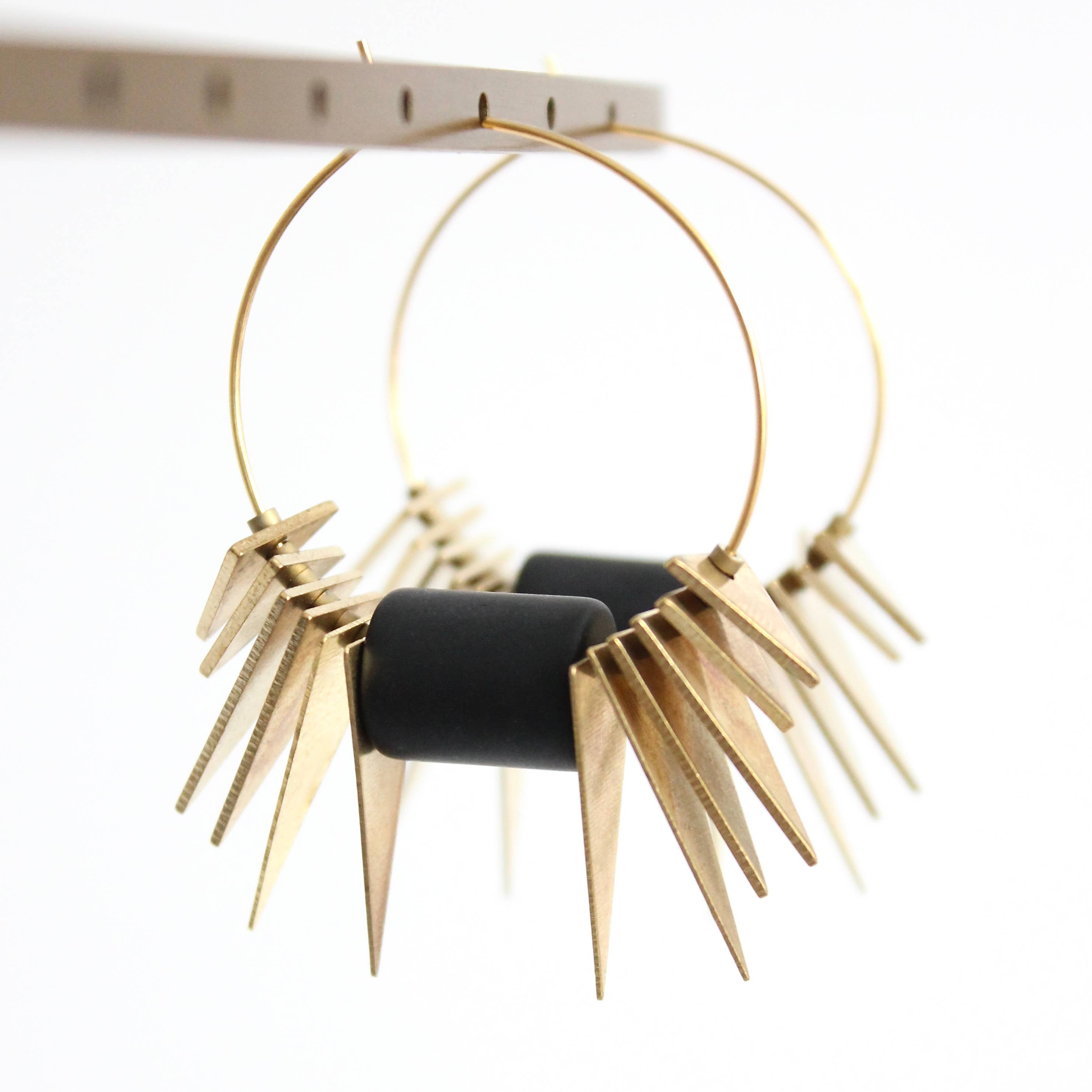 black and brass geometric hoop earrings JLTE20